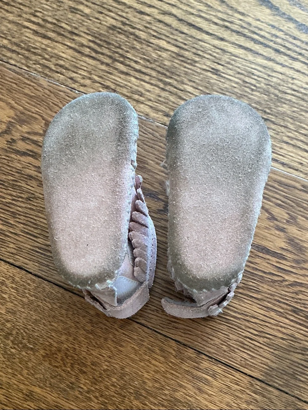 Minnetonka Infant Fringe Suede Moccasins in Light Pink Size 1